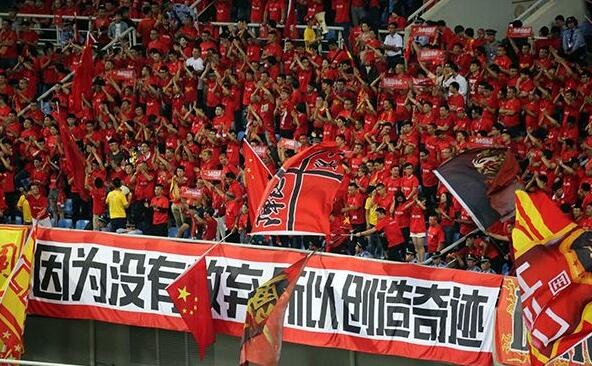 法国媒体TeamFootball报道，多支法国和德国球队有意引进兰斯的30岁进攻型中场伊东纯也。